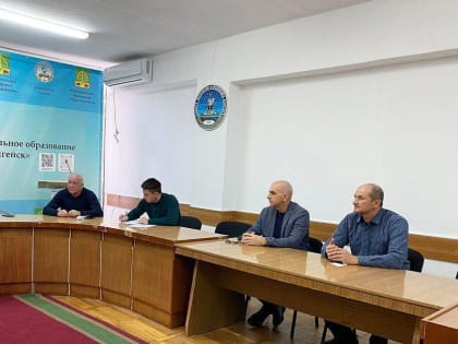 В городской администрации глава Адыгейска Азамат Хачмамук провел заседание комиссии по безопасности дорожного движения.