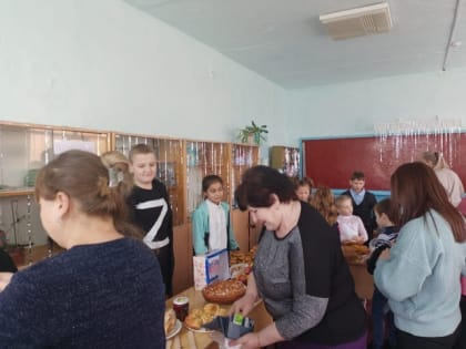 На базе Краснобашненской СОШ N9 х. Тихонов и Мамацевской ООШ N 12 сегодня прошла благотворительная ярмарка,доходы от которой будут направлены на нужды наших солдат,доблестно защища