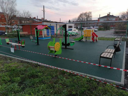 На придомовой территории установлено мягкое покрытие из резиновой крошки.