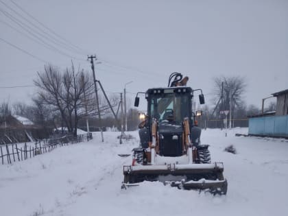 Снегоуборочная техника работает на дорогах Гиагинского района.