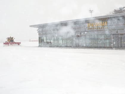 Аэропорт Пашковский снова закрыт, в Краснодаре усилился снегопад