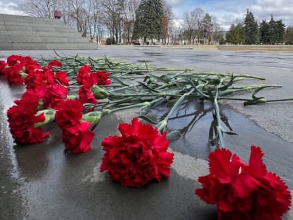 Жители Майкопа возлагают цветы к мемориалу «Навеки с Россией»