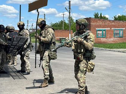 Силовики Адыгеи на учениях отработали действия при условном захвате школы террористами