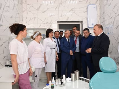 Мурат Кумпилов осмотрел новую амбулаторию в ауле Джиджихабль