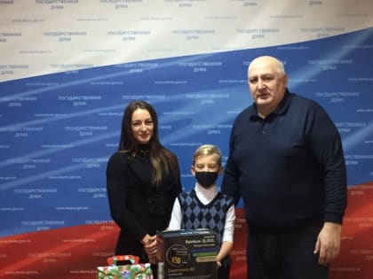 Депутат ГД Мурат Хасанов вручил подарки детям