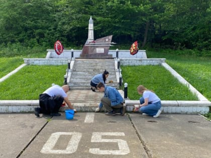 В Адыгее провели субботник по благоустройству памятных мест и воинских захоронений