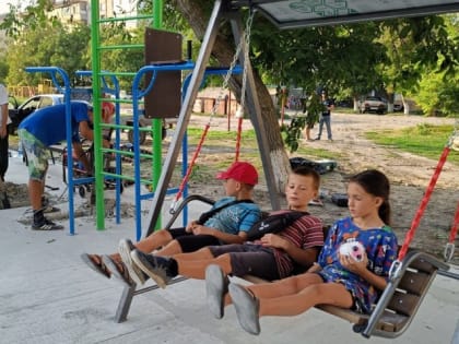 В Геническе строители из Адыгеи приступили к монтажу детских площадок