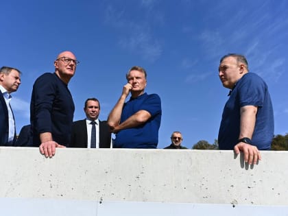 Вице-премьер РФ ознакомился с проектом реконструкции открытого бассейна в Майкопе