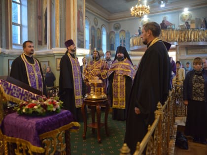 Богослужение в канун праздника Воздвижения Креста Господня