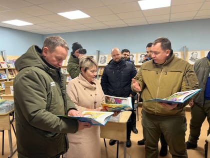 «Единая Россия» передала планшеты для космического класса школы №7 Мариуполя