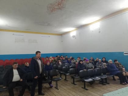 В местном клубе х. Чернышев состоялась очередная встреча главы муниципалитета Рашида Аутлева с жителями хутора. Встреча была посвящена решению вопросов, которые хуторяне озвучили в