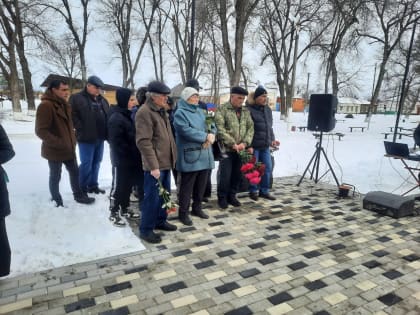 В ст. Дондуковской в парке им. Чкалова прошло торжественное мероприятие, посвященное Дню памяти о россиянах, исполнивших служебный долг за пределами Отечества и в локальных войнах.
