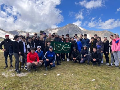 Группа молодых людей совершила восхождение на Оштен в честь 100-летия государственности Адыгеи