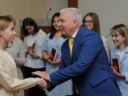 В Майкопе наградили выпускников школ медалями «За особые успехи в учении»