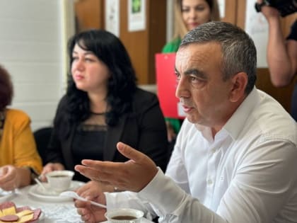 Глава Шовгеновского района встретился с пожилыми подопечными КЦСОН