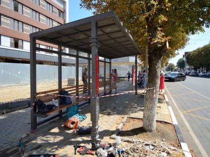 На улице Пролетарской в Майкопе появился новый остановочный павильон