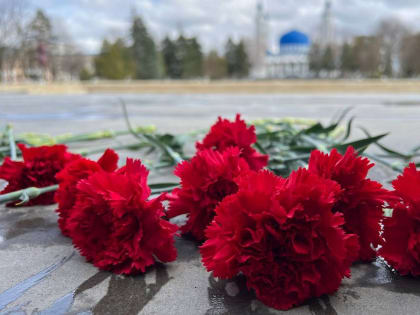 Майкопчане возлагают цветы к мемориалу «Навеки с Россией»