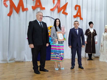 В СДК а. Мамхег состоялось торжественное мероприятие, на котором чествовали многодетных мам из всех сельских поселений района