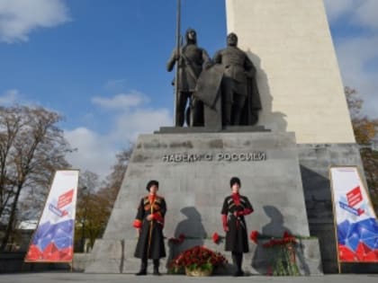 В Майкопе в честь Дня народного единства состоялось возложение цветов к памятнику "Навеки с Россией"