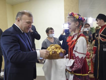 В Майкопском районе Мурат Кумпилов посетил отремонтированный Межпоселенческий центр народной культуры