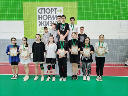 В рамках патриотического месячника в спорткомплексе «Хазрет Тлецери» прошло первенство по настольному теннису.