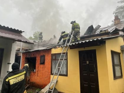 В Майкопе пожарные ликвидировали возгорание частного дома