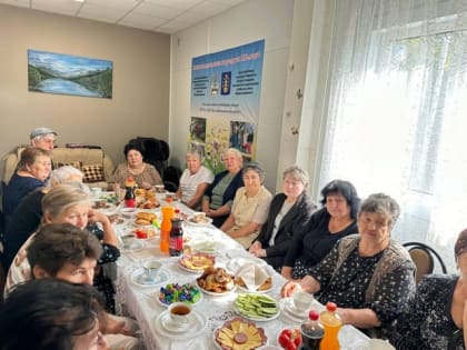 В Международный день пожилых людей глава района Рашид Аутлев вместе с директором КЦСОН по Шовгеновскому району Зарой Гутовой посетили отделение дневного пребывания граждан пожилого