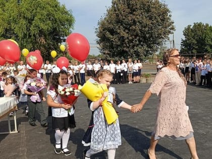 Сегодня во всех школах Шовгеновского района прошли торжественные линейки, посвященные Дню знаний и началу нового учебного года.