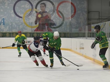 В Майкопе проходит межрегиональный дружеский турнир по хоккею среди любительских команд
