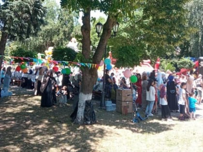 В Майкопе рядом с Центральной мечетью провели Курбан-Байрам для детей