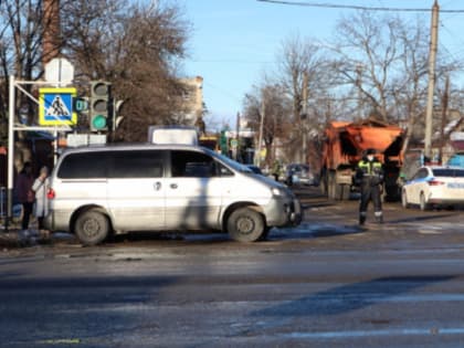 В Майкопе произошло ДТП с участием снегоуборочной техники