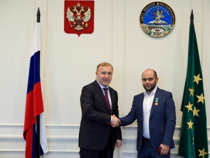 Мурат Кумпилов вручил медаль «Слава Адыгеи» меценату Анзору Хевсокову