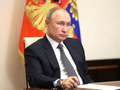 Путин поручил удвоить выплаты работающим в новогодние праздники медработникам