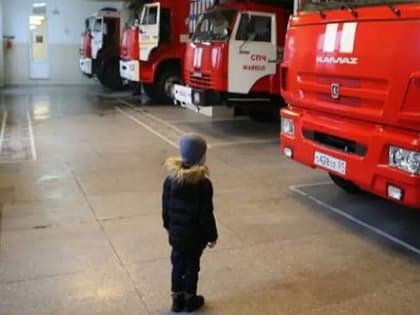 В Адыгее пожарные в канун Нового года исполнили мечту 4-летнего мальчика