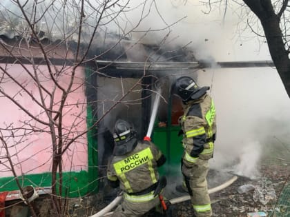 Пожарные ликвидировали возгорание хозяйственной постройки в городе Майкопе