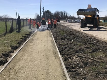 В ауле Уляп вдоль региональной дороги обустраивают новый тротуар