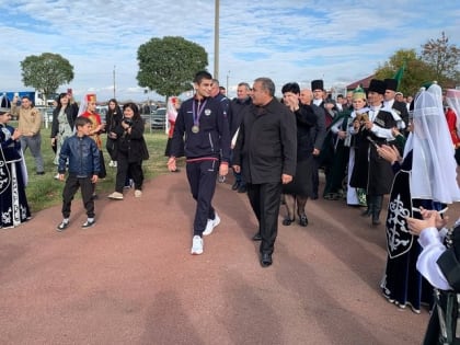 В Теучежском районе торжественно встретили чемпиона мира Анзора Гомлешко