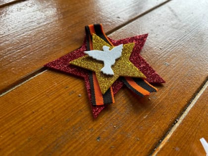 Православная молодежь провела мастер-класс по изготовлению броши ко Дню Победы