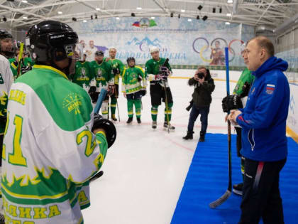 Глава Адыгеи посетил тренировку хоккейного клуба «Титан»