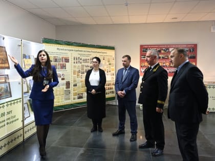 Мурат Кумпилов посетил выставку «История судов Адыгеи»