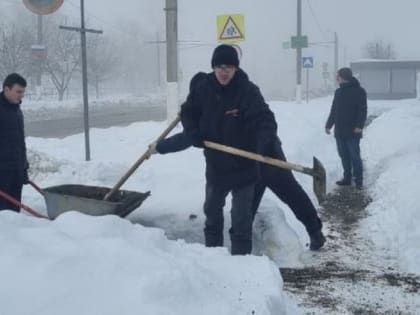 В Адыгейске провели масштабный субботник по расчистке улиц от снега