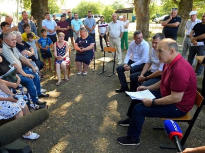 Глава Адыгеи провел встречу с жителями поселка Родниковый