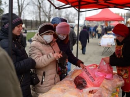 Глава Адыгеи проконтролировал уровень цен на ярмарке выходного дня в Майкопе