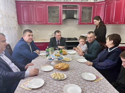 В Красногвардейском районе Адыгеи региональная власть побывала в гостях у семьи участника СВО