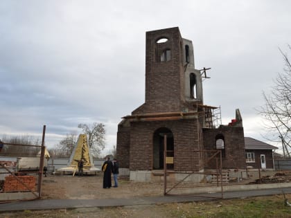 В строящемся Владимирском храме станицы Ханской подняли купол на колокольню