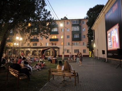 В Майкопе открылась бесплатная летняя площадка «КиноВечера»