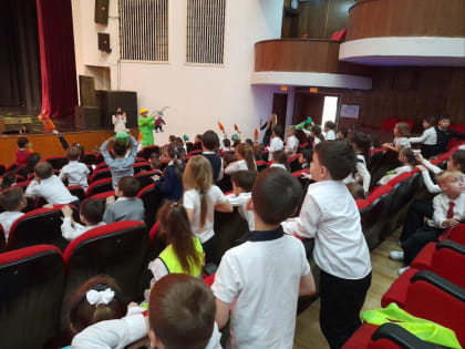 В Адыгее дети ветеранов и погибших участников СВО посетили представления Рыбинского театра кукол