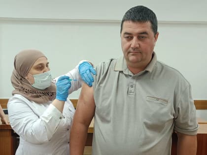 В рамках традиционной прививочной кампании против гриппа, стартовавшей в начале сентября, выездная  бригада медиков Адыгейской межрайонной больницы сегодня провела  вакцинацию сотр