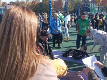 Школьники Майкопа выполнили нормативы ГТО на «умной» площадке