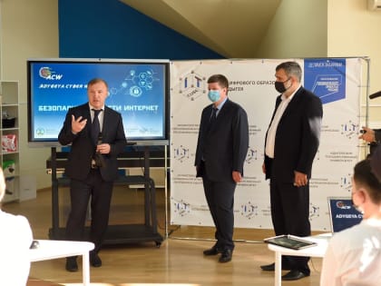 Глава Адыгеи ознакомился с работой нового Центра цифрового образования «IT-куб»